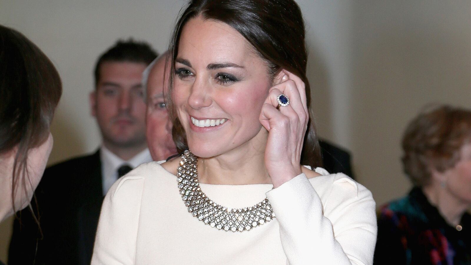 articles/2014/05/09/kate-middleton-s-engagement-ring-appraisal-gwyneth-palrow-tries-ending-the-mommy-wars/140409-kate-ring-cheat_bngvu9