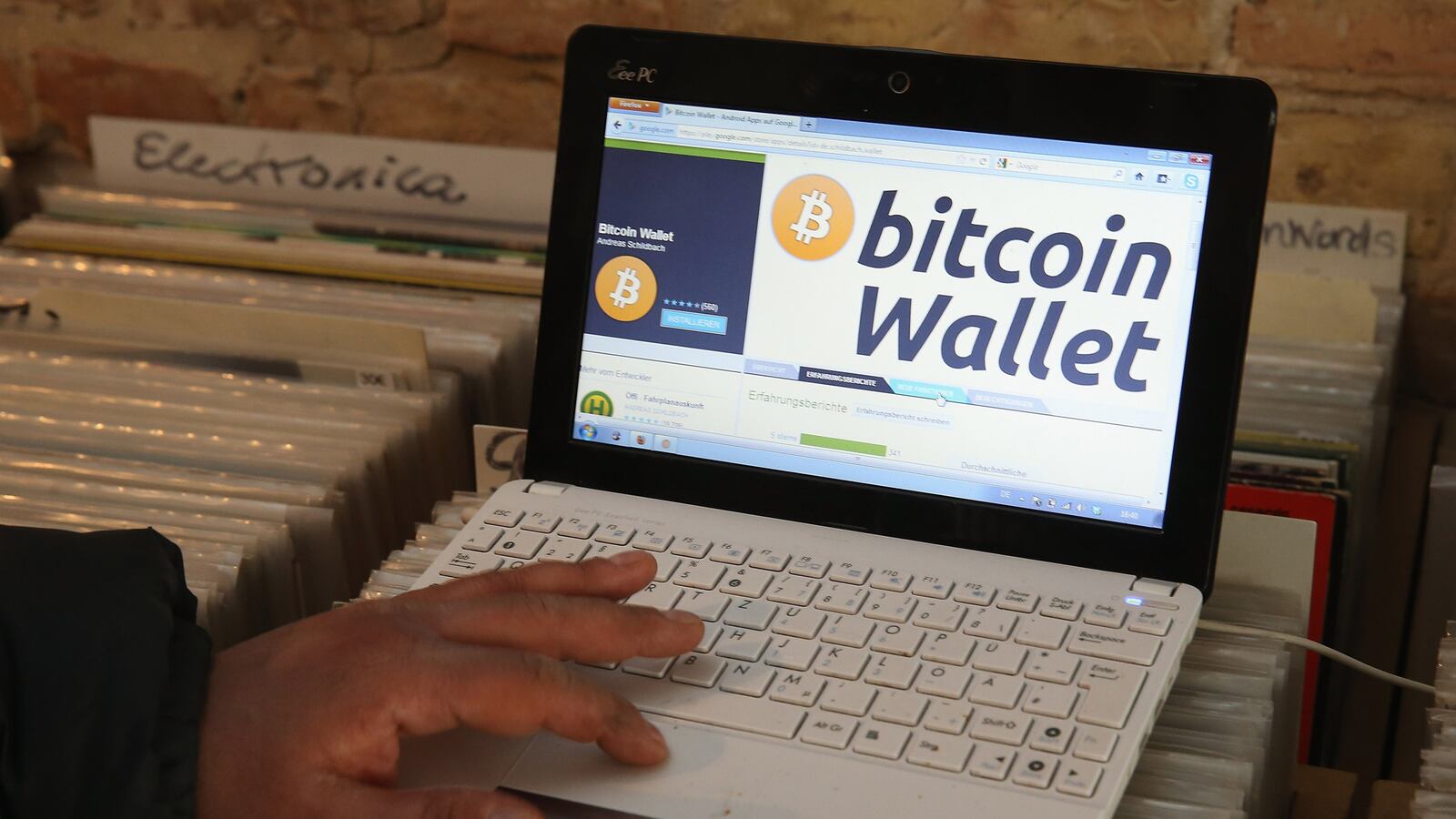 cheats/2013/04/13/bitcoin-suffers-first-crash/130413-bitcoin-currency-fall-cheat_zgiidh