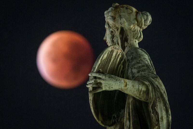 galleries/2015/09/28/rare-super-blood-moon-illuminates-the-world-photos/150928-blood-moon-05_bwoxan