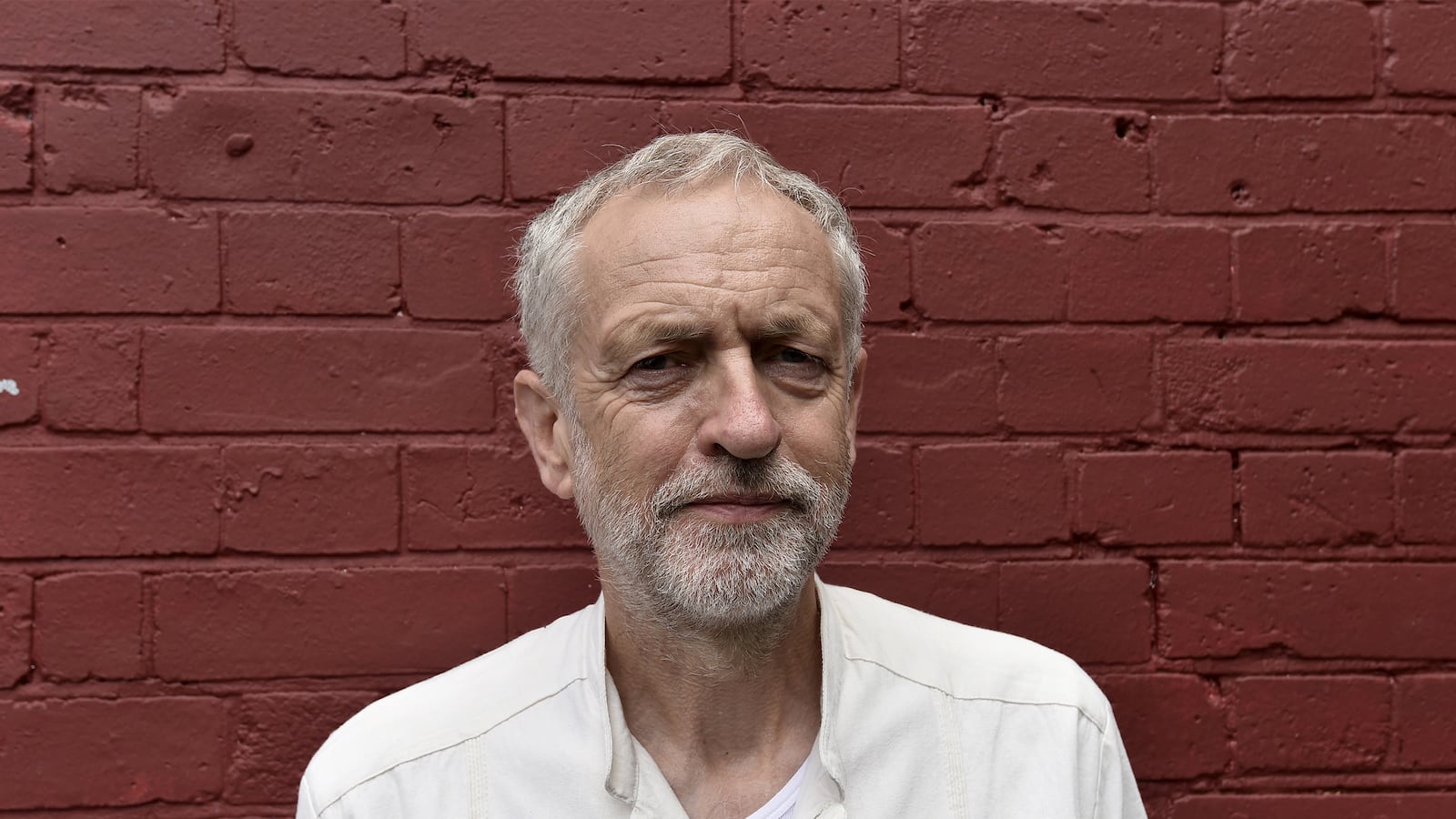 articles/2015/09/15/what-hillary-clinton-can-learn-from-corbyn/150914-tomasky-corbyn-tease_ae3yw1