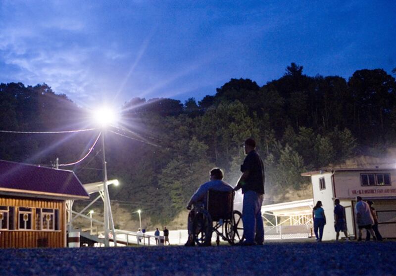 galleries/2009/10/15/inside-a-traveling-health-care-tent-city/allman-healthcare---15_ozgifs