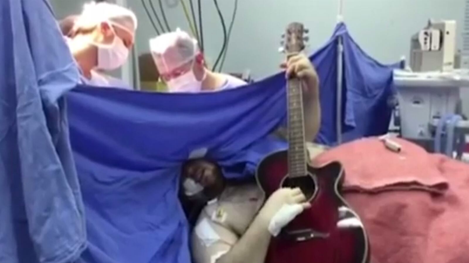 articles/2015/06/04/man-plays-guitar-during-his-own-brain-surgery/150604-viralvid-brain-tease_oiljaj