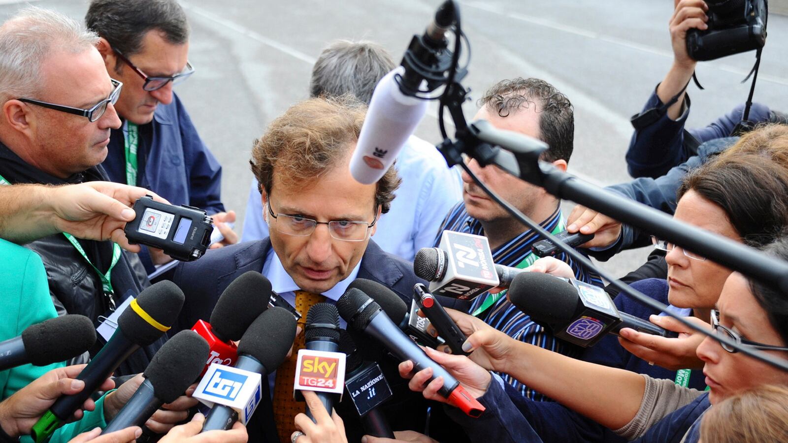 articles/2013/09/30/amanda-knox-murder-retrial-begins-in-florence-courtroom/130930-nadeau-knox-tease_gucla3