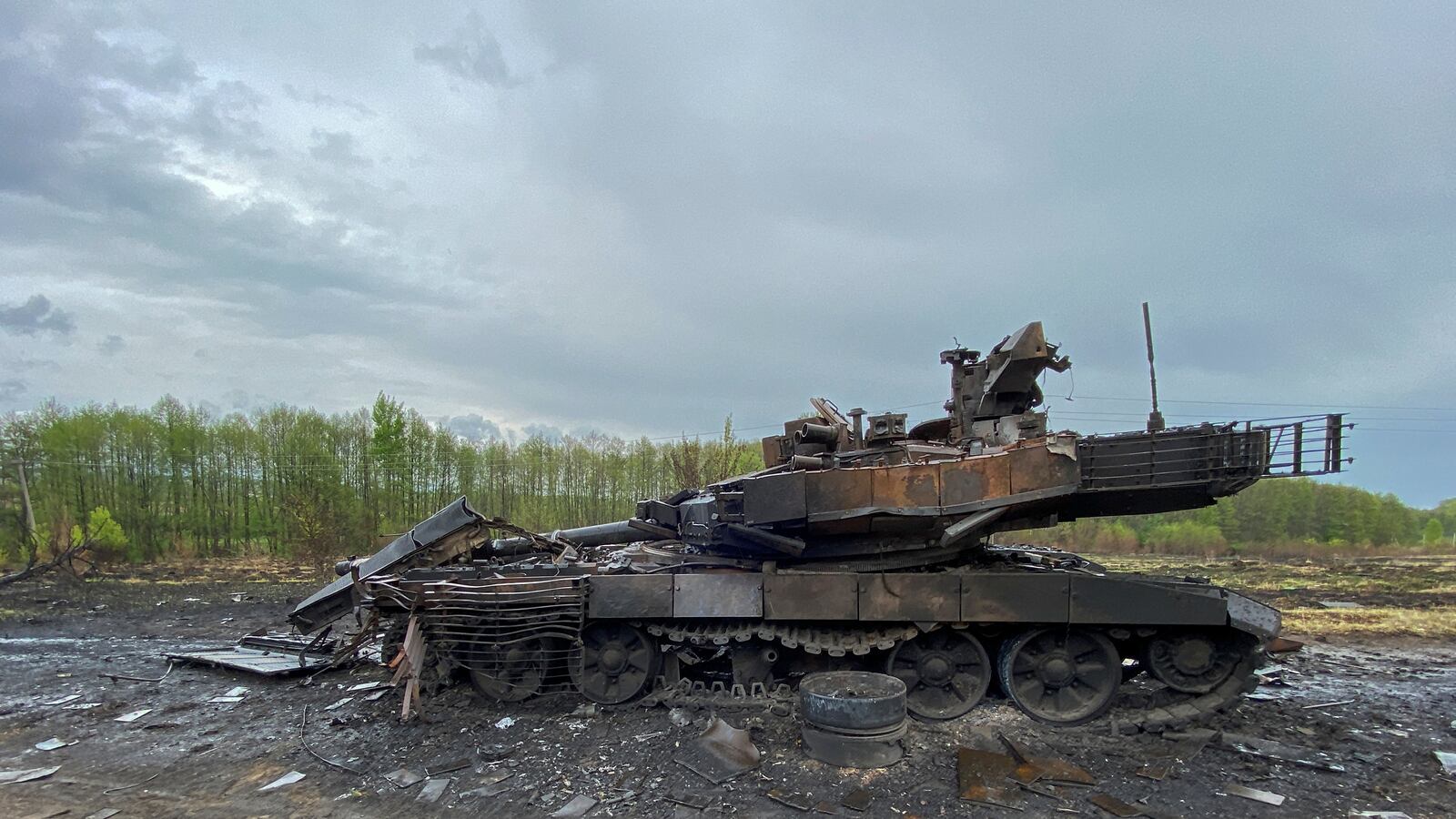 2022-05-10T145635Z_1902532687_RC2L3U97CV8F_RTRMADP_3_UKRAINE-CRISIS-KHARKIV-REGION_smunkz