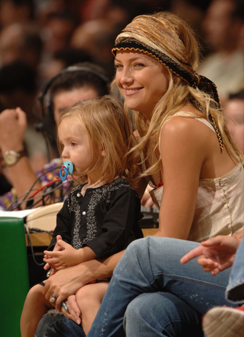 galleries/2011/08/16/celebrity-moms-pregnant-before-25-photos/kate-hudson-mom_ptak5i