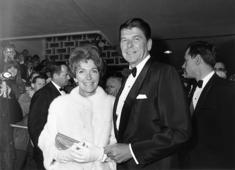 galleries/2016/02/27/inside-the-oscars-glitziest-parties/160226-oscars-party-gal-03_iqrmtb