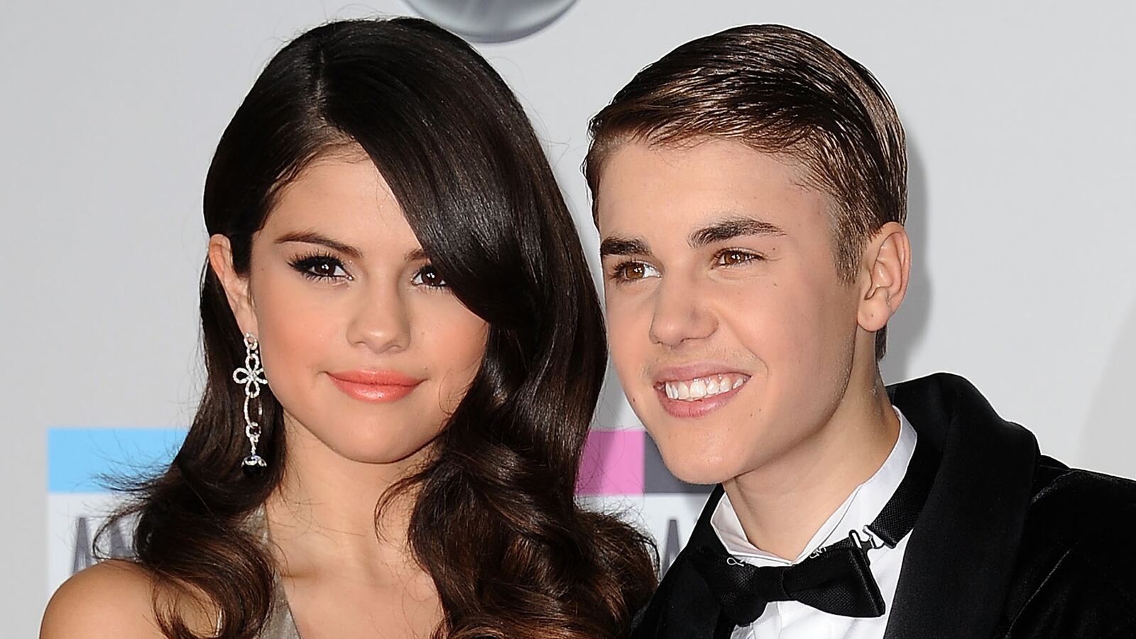 cheats/2012/11/20/bieber-gomez-spotted-at-benihana/bieber-gomez-spotted-together-post-breakup-cheat_wi8szy