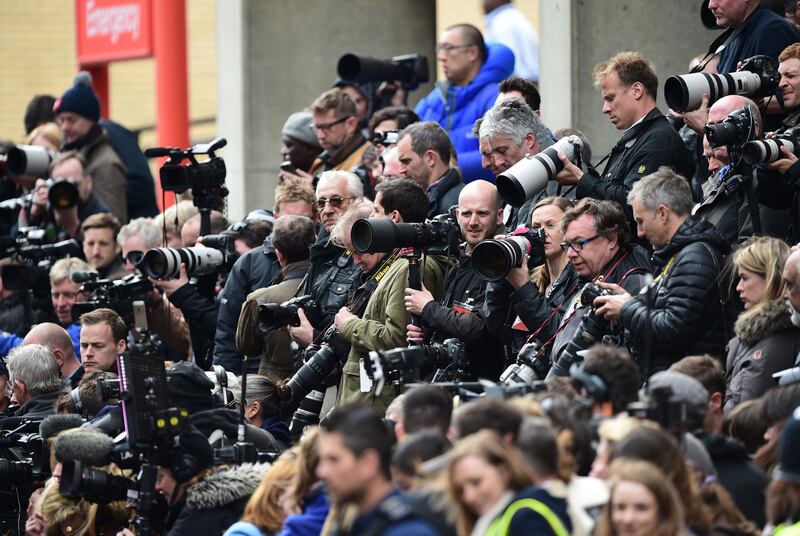 galleries/2015/05/02/royal-baby-excitement-blankets-london-photos/150502-royal-baby-girl-10_qgercn