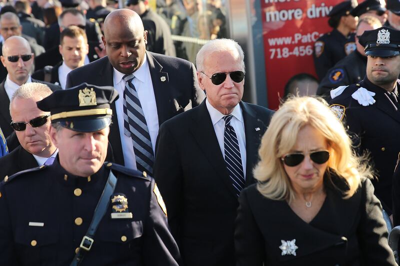 galleries/2014/12/27/the-nypd-says-farewell-to-officer-ramos/141227-police-funeral-08_pbcqvc