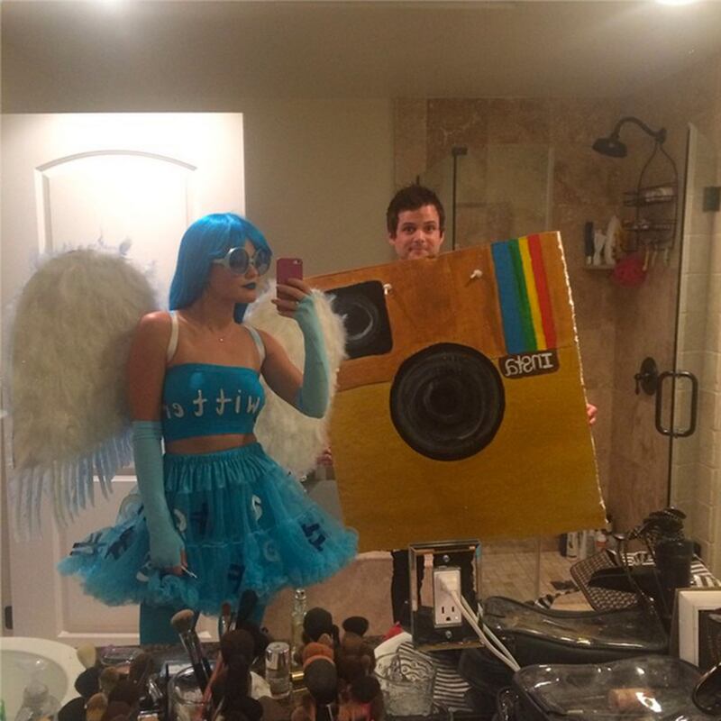 galleries/2014/10/30/from-kate-hudson-to-molly-sims-celebs-in-costume-take-over-instagram/141030-celeb-halloween-insta-15_eudwih