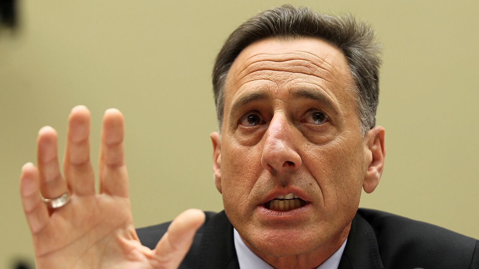 cheats/2012/04/13/vt-gov-chased-by-bears/shumlin-bear-chase-cheat_cebe5s