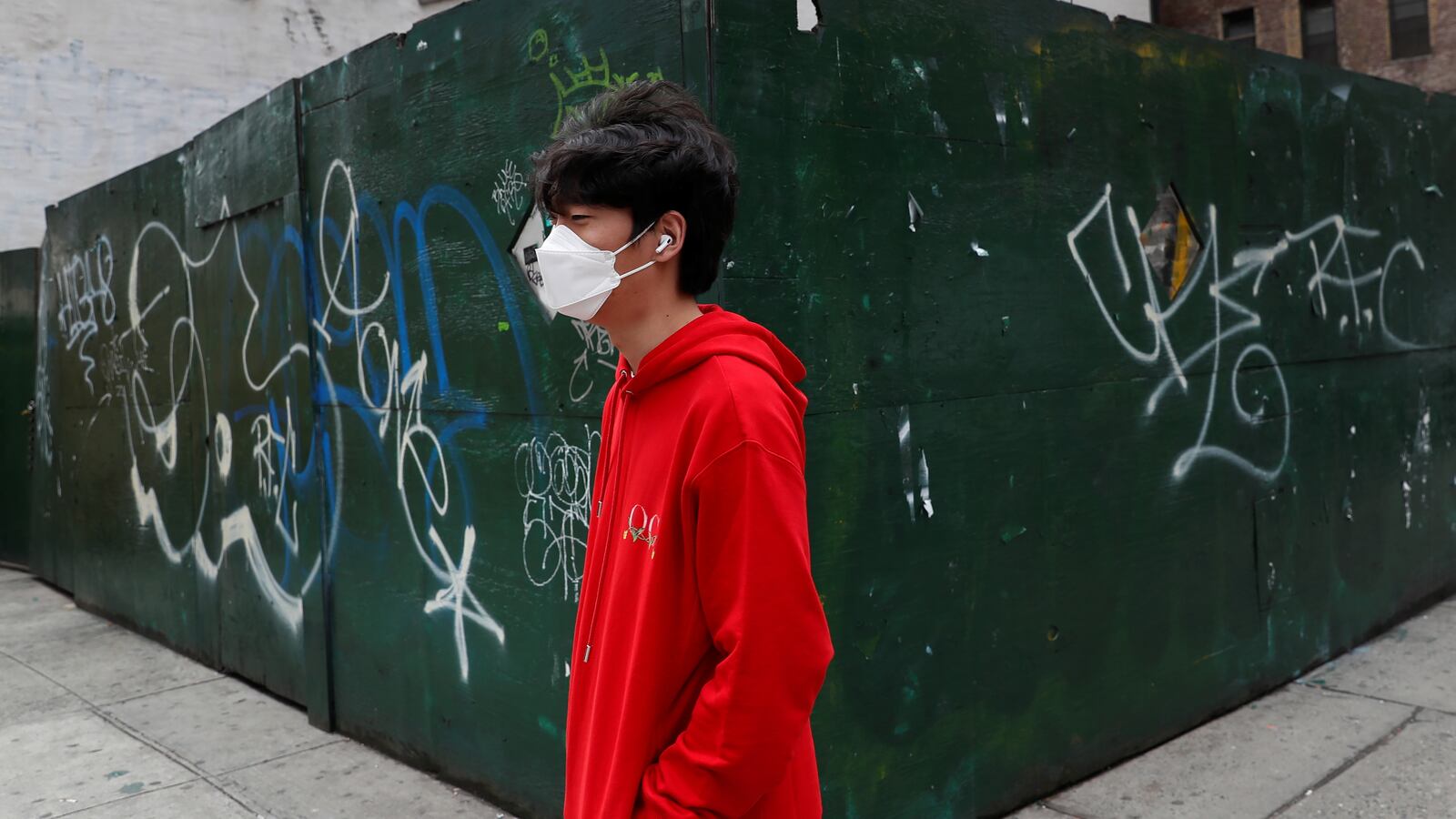 2021-04-01T200814Z_256601890_RC28NM9MHKEB_RTRMADP_3_HEALTH-CORONAVIRUS-NEW-YORK_cpnvkg