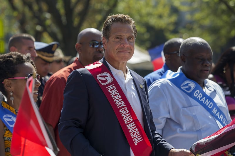 articles/2015/09/08/governor-s-aide-gets-shot-heroes-step-in/150908-daly-cuomo2-embed_evqt0y