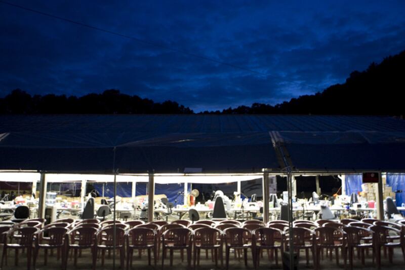 galleries/2009/10/15/inside-a-traveling-health-care-tent-city/allman-healthcare---16_gwts11