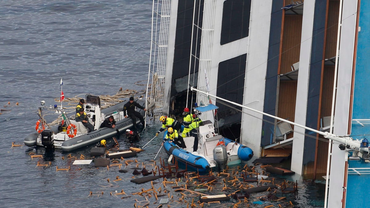 articles/2012/01/24/costa-concordia-mess-widens-with-salvage-team-criminal-probe/costa-shipwreck-pollution-nadeau_mdfwtj