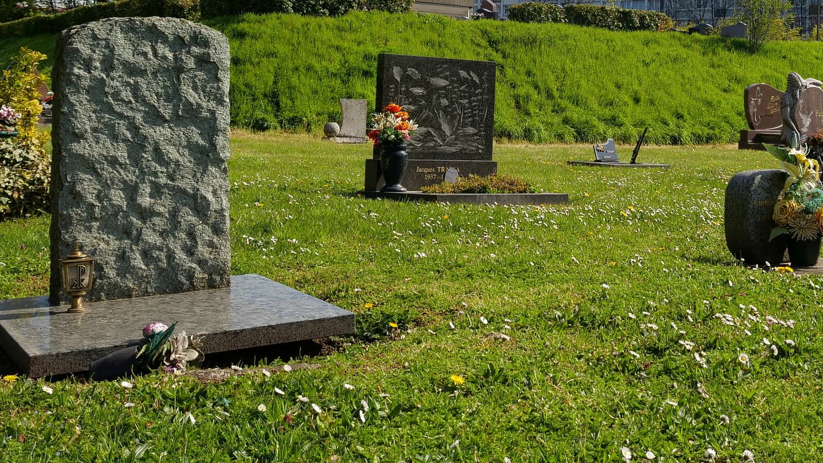 2021-04-15T160502Z_101770429_RC2GWM92YFAK_RTRMADP_3_HEALTH-CORONAVIRUS-FRANCE-DEATH_zblhgr