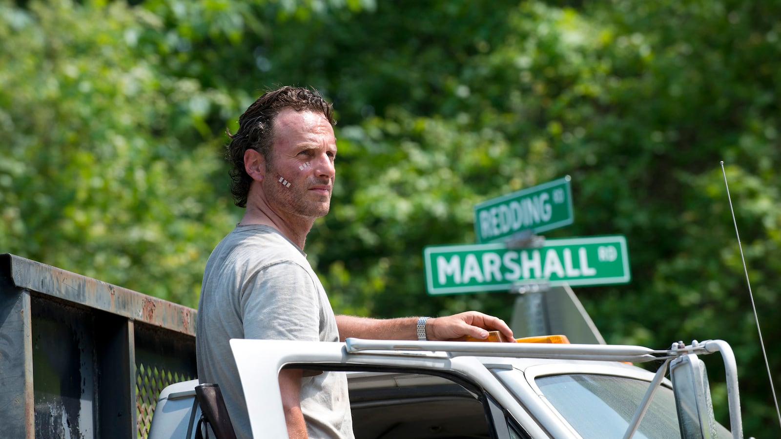 articles/2015/10/11/the-walking-dead-season-6-premiere-creator-robert-kirkman-on-rick-s-horrifying-decision/151011-leon-rick-walking-dead-tease_ozskie
