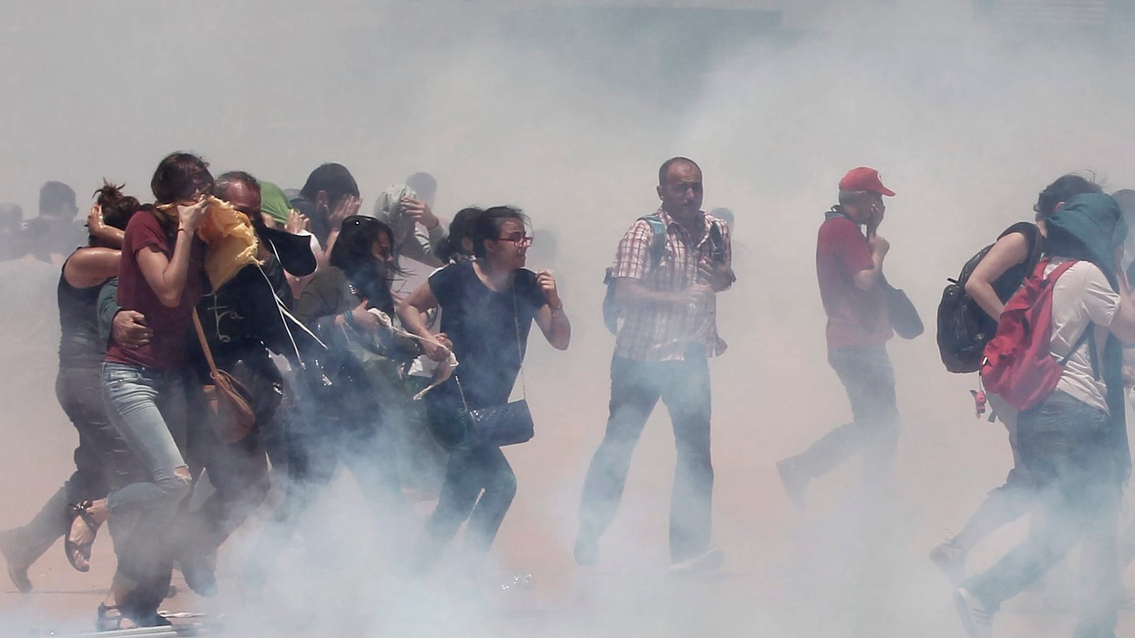 galleries/2013/05/31/occupy-istanbul-errupts-in-violence-photos/130531-taksim1_ubd3on