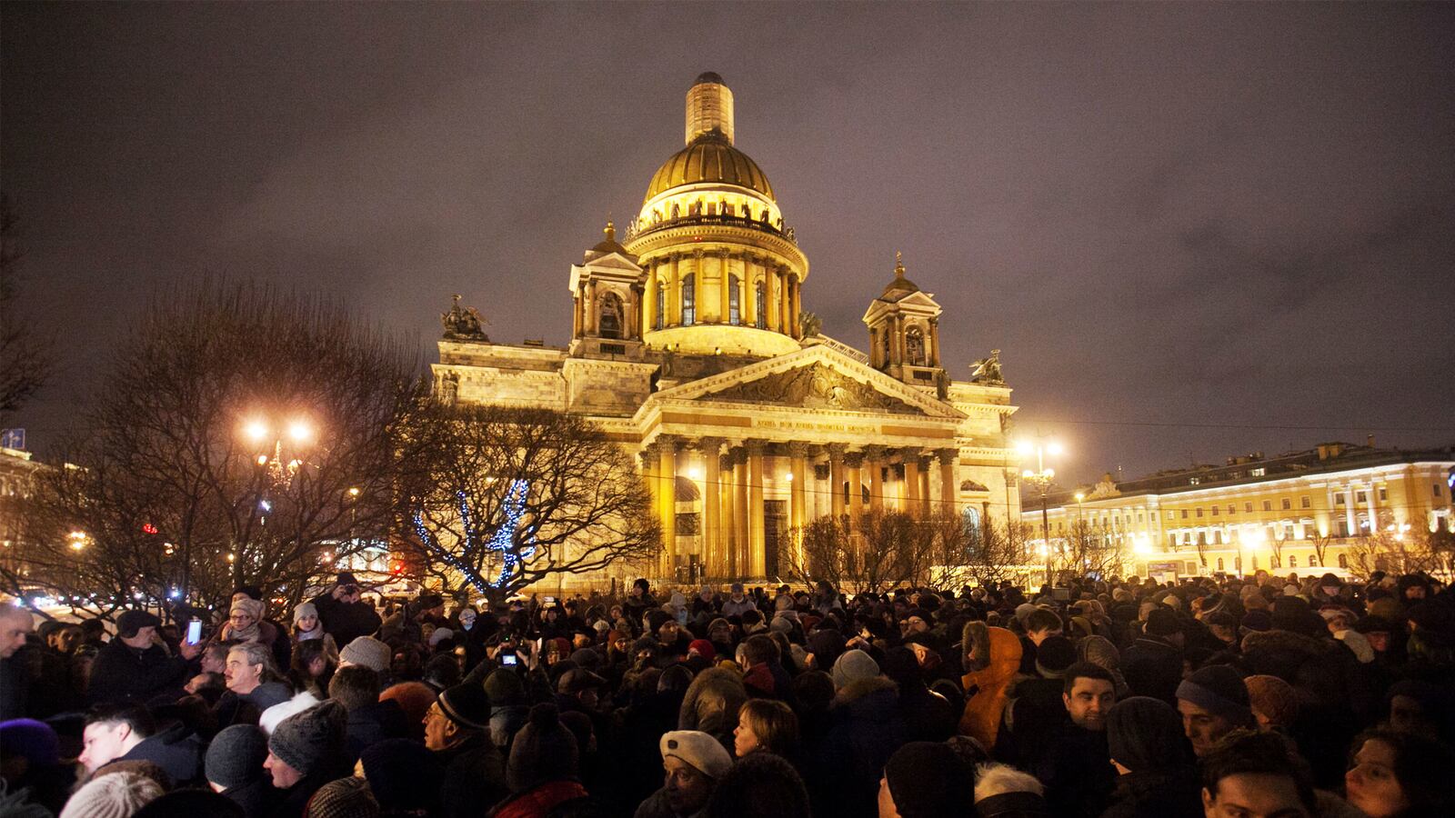 articles/2017/02/25/russians-protest-against-the-greed-of-putin-s-favorite-church/170222-Nemtsova-russians-protest-tease_kwenul