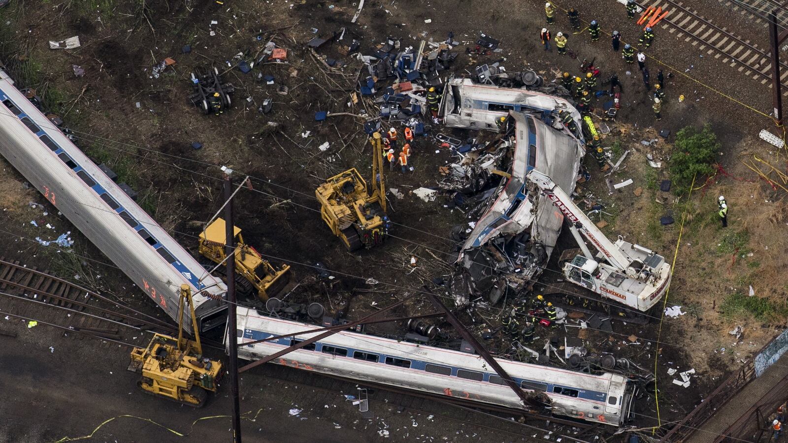 2016-10-27T120000Z_1015485635_TM3ECAR0UCG01_RTRMADP_3_USA-TRAIN-DERAILMENT_lpfzng