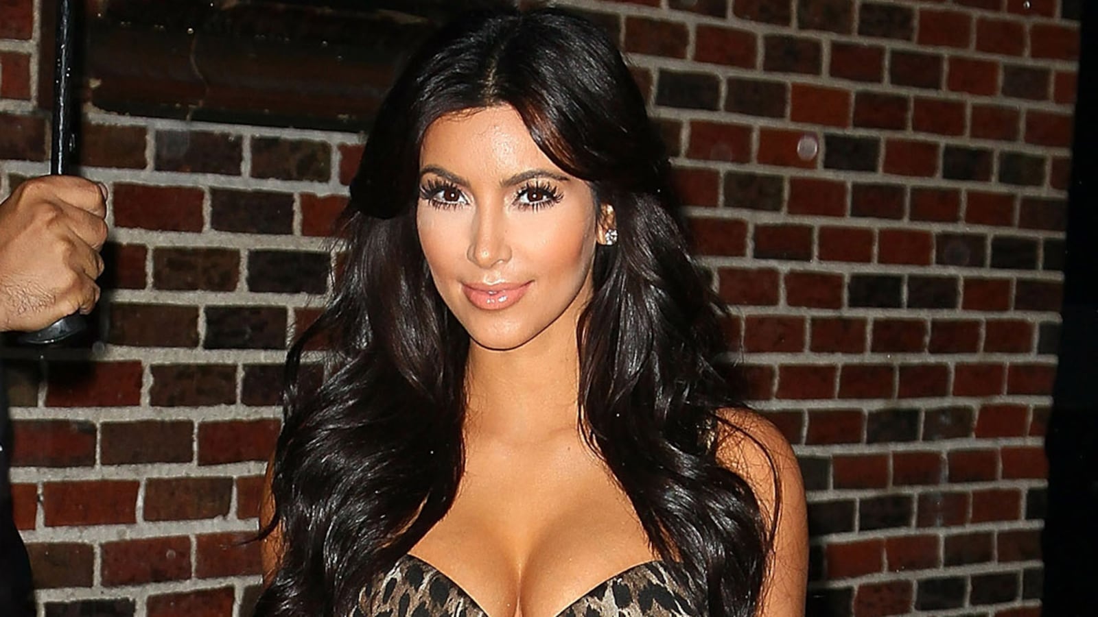 cheats/2011/12/11/kim-kardashian-visits-haiti/kim-kardashian-keeping-ring-cs_hpcayn