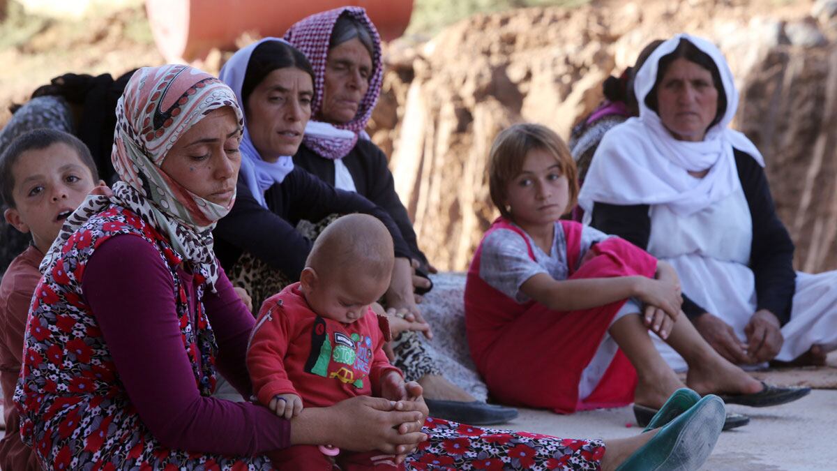 cheats/2014/08/10/20-000-iraqis-escape-mt-sinjar/140811-iraq-refugees_bebsdu