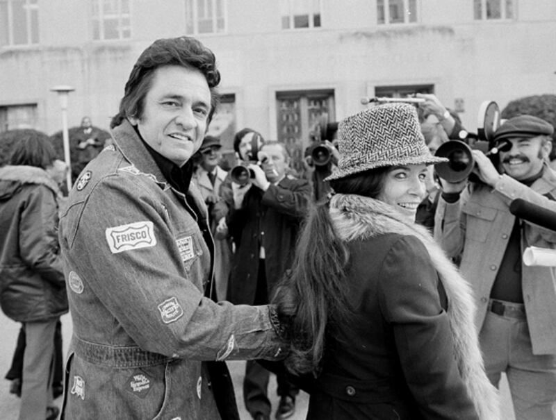 galleries/2011/02/11/how-famous-couples-met/famous-couples---johnny-cash-and-june-carter_t2xqly