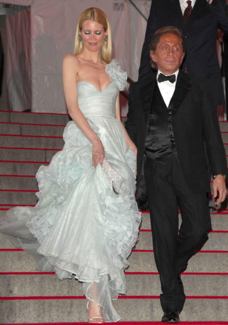 galleries/2009/12/07/valentino-through-the-ages/tymauer--valentino--claudia-schiffer_axsobl