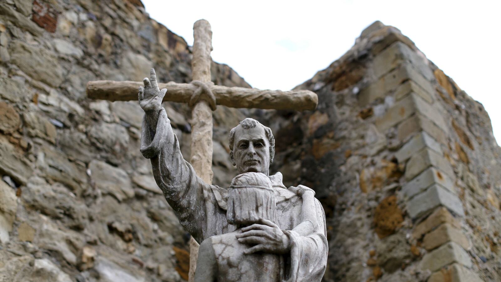 cheats/2015/09/28/statue-of-pope-s-new-saint-vandalized/150927-junipero-serra-saint-statue-vandalized-cheat_hobd7m