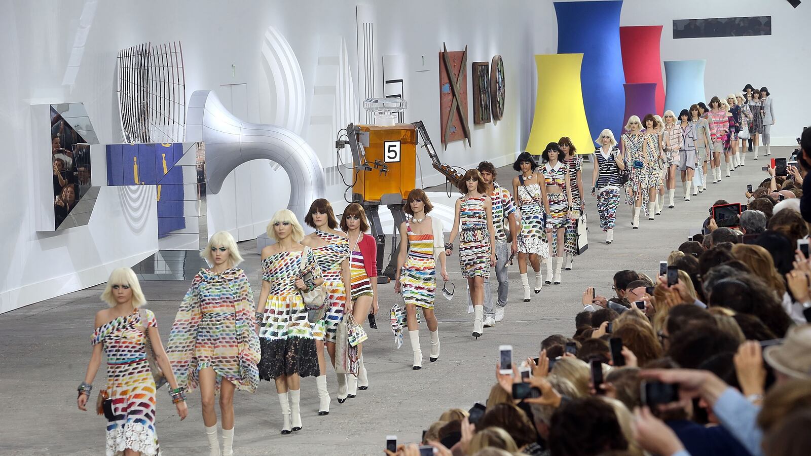 articles/2013/10/01/chanel-spring-summer-2014-rainbow-bright/131001-chanel-tease_m2bqur