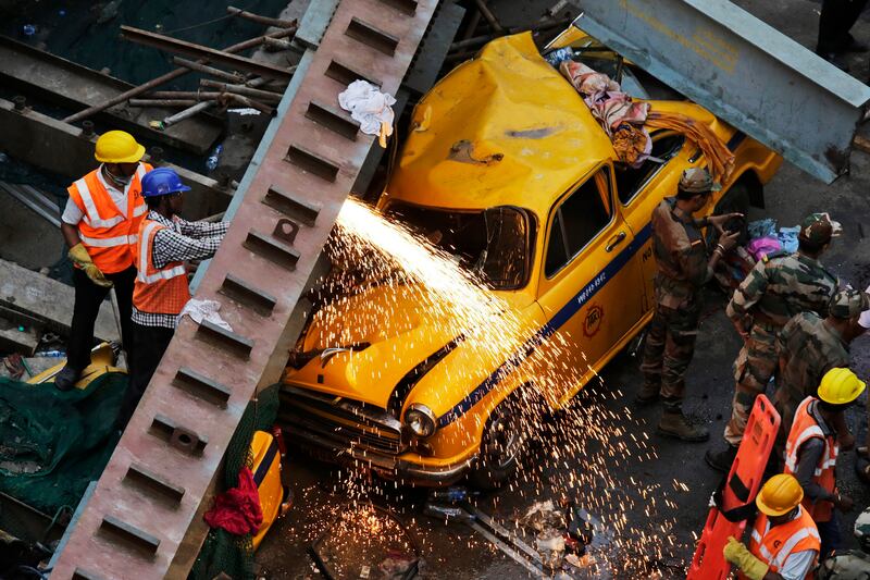 galleries/2016/03/31/indian-bridge-collapse-kills-14-people/160331-Kolkata-Overpass-Collapse-02_wnhtag