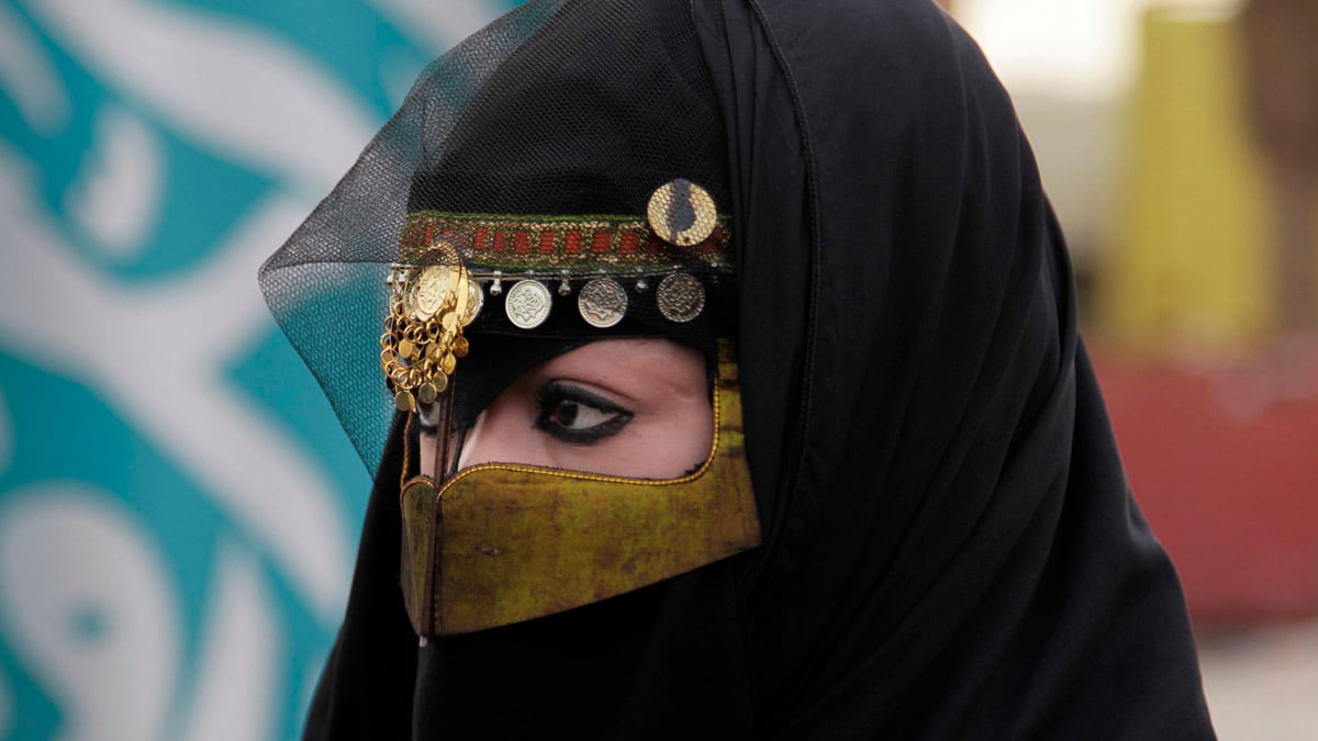 articles/2011/11/19/saudi-arabia-s-religious-police-outlaw-tempting-eyes/saudi-women-eyes-keyes_obrc9q