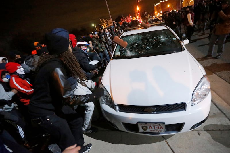 galleries/2014/11/24/fury-at-the-ferguson-decision-photos/141124-ferg-18_ljo2bq
