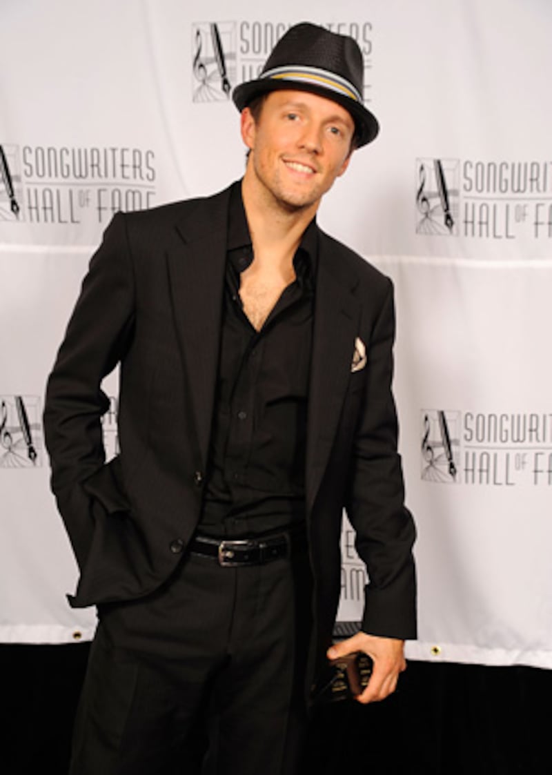 galleries/2009/12/31/celebrity-new-year-s-resolutions/celeb-ny-resolutions---jason-mraz_zr7owh