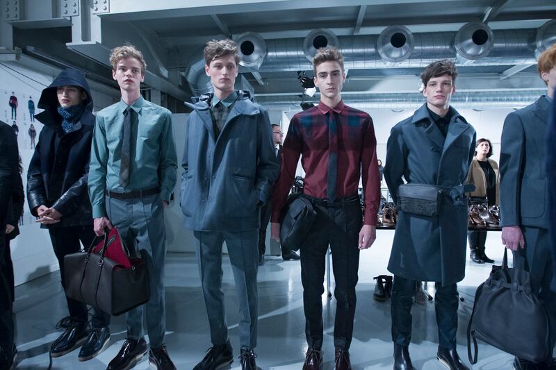 galleries/2013/01/16/backstage-at-men-s-fashion-week-in-milan-2013-photos/milan-mens-backstage-wrap18_orl3j8