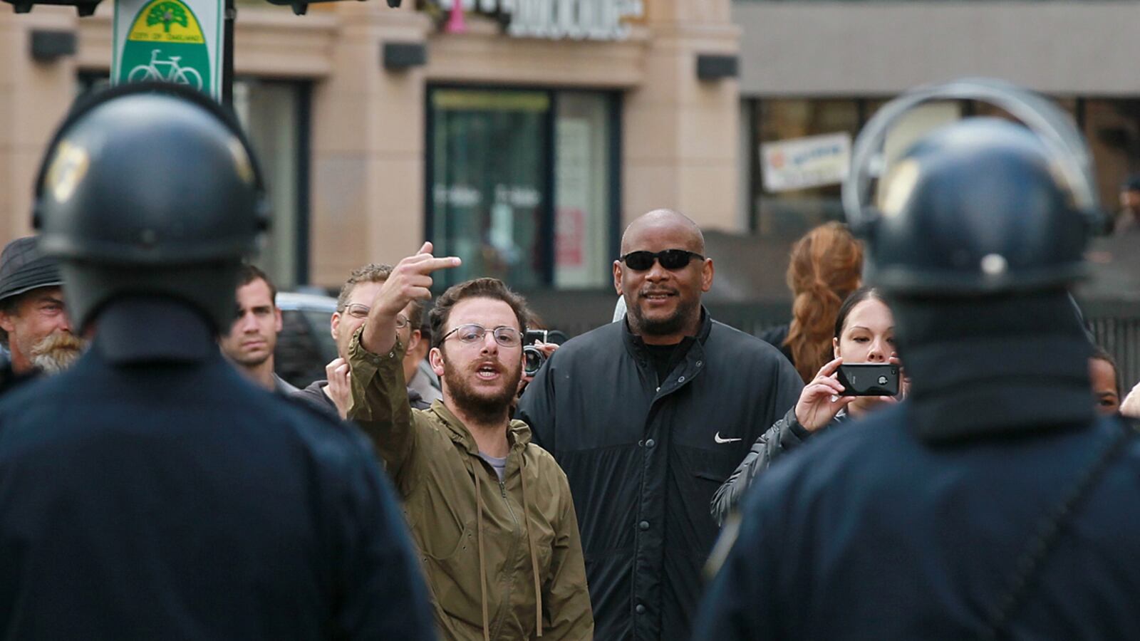 cheats/2011/10/26/marine-fractures-skull-in-occupy-oakland/occupy-oakland-heats-up_ore4t0