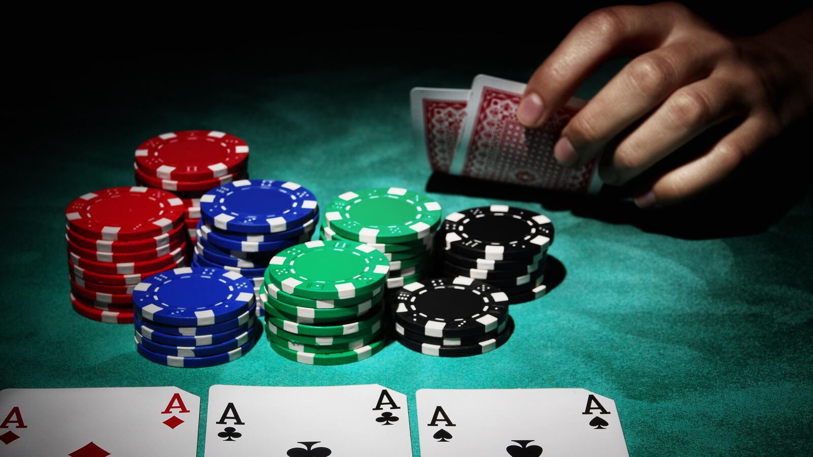 articles/2016/05/26/casino-gang-s-ringleader-says-dirty-dealer-was-just-drunk/160525-nestel-poker-cheaters-tease_rjfclz