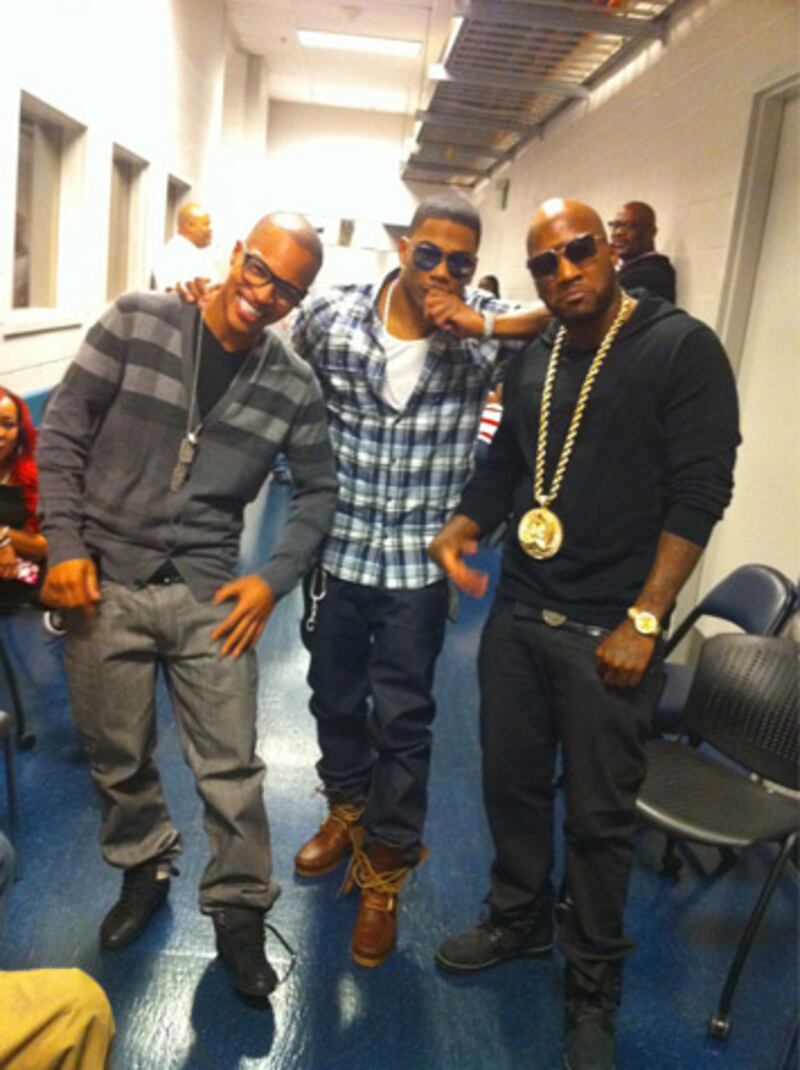 galleries/2011/10/09/sofia-vergara-ann-curry-elizabeth-hurley-more-celebrity-twitter-photos/taylor-swift-best-celebrity-twitter-photos_fs2wji