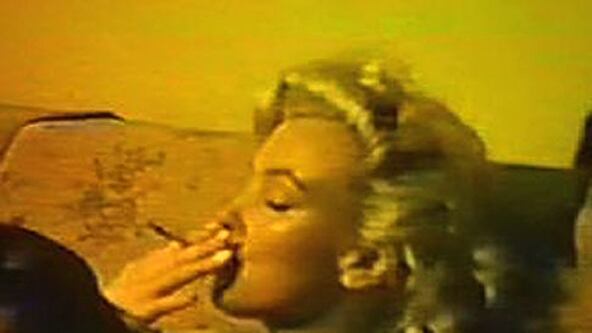 cheats/2009/12/01/marilyn-monroe-smokes-pot-on-film/sx-top---nr-marilyn-monroe-smoking_ueyhiw