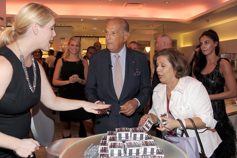 galleries/2011/09/08/fashions-night-out-photos/fashions-night-out-oscar-de-la-renta_suryog