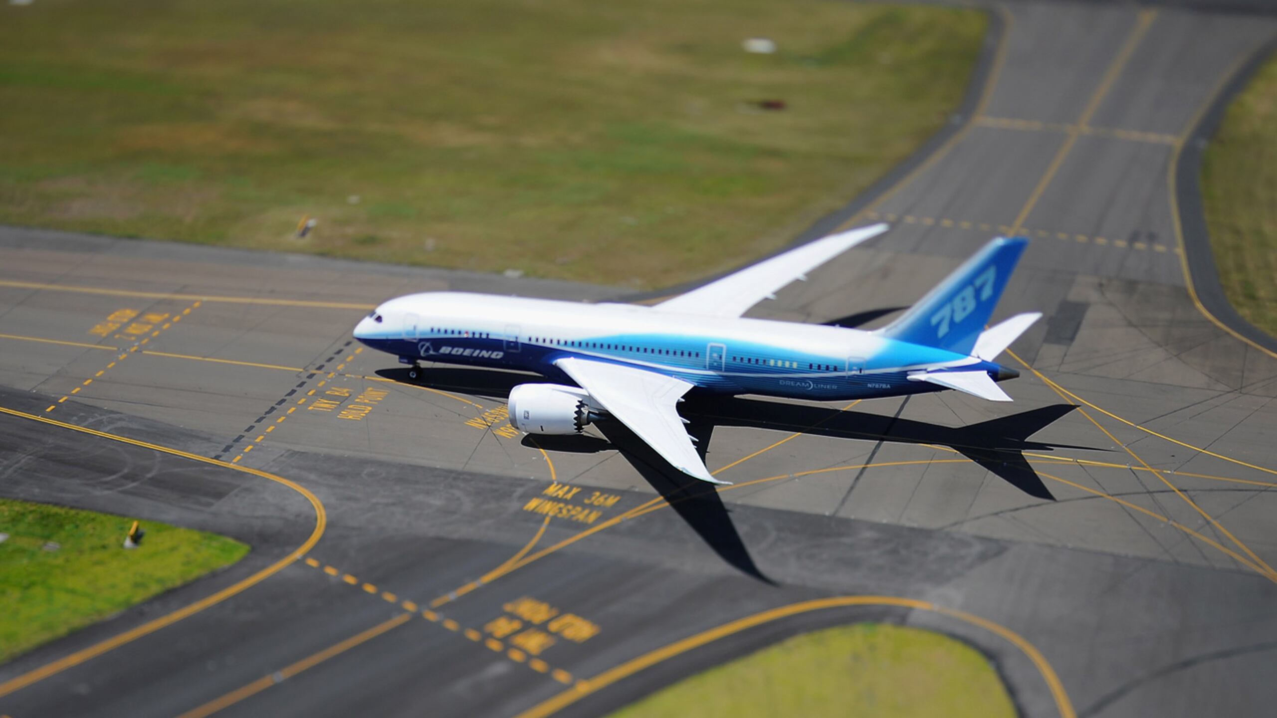 articles/2014/05/28/ntsb-doesn-t-think-the-boeing-787-dreamliner-is-safe-enough-to-fly/140527_clive_batteries_787-tease_hzggn4