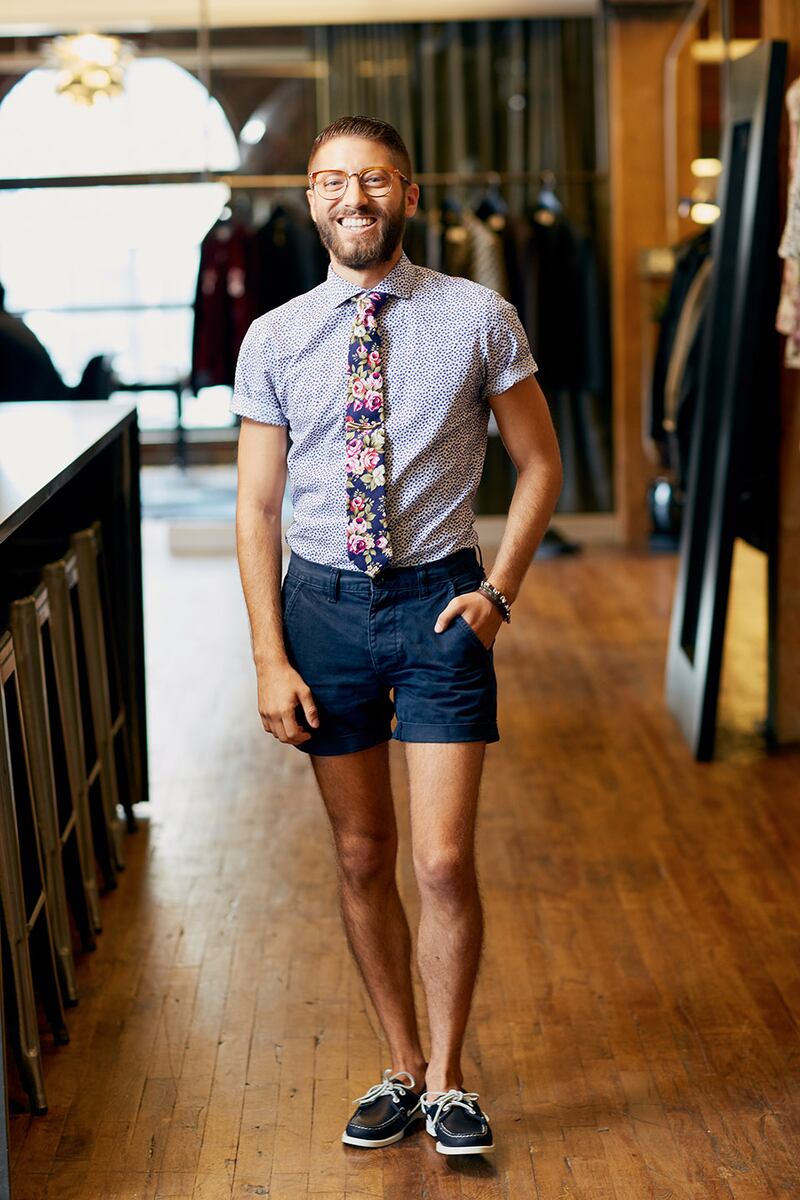 articles/2016/08/08/factory-pr-where-employees-love-their-dress-code/160808-office-fashion4-embed_ibuiae