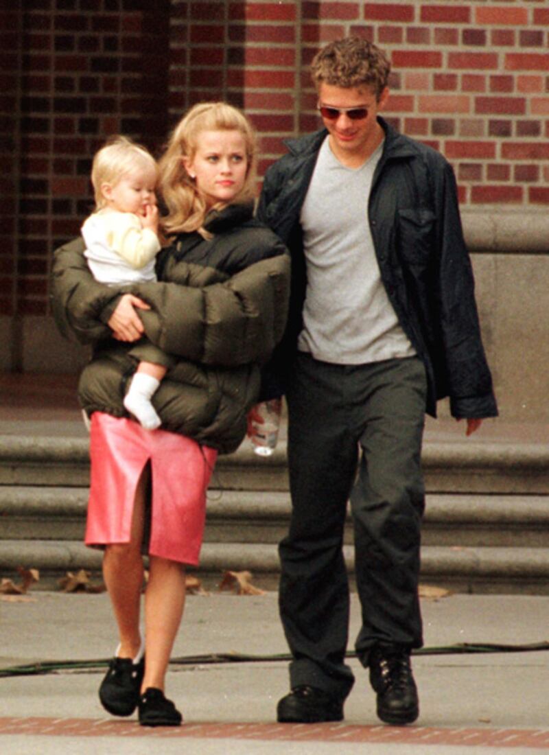 galleries/2011/08/16/celebrity-moms-pregnant-before-25-photos/reese-withspoon-mom_ll0tur