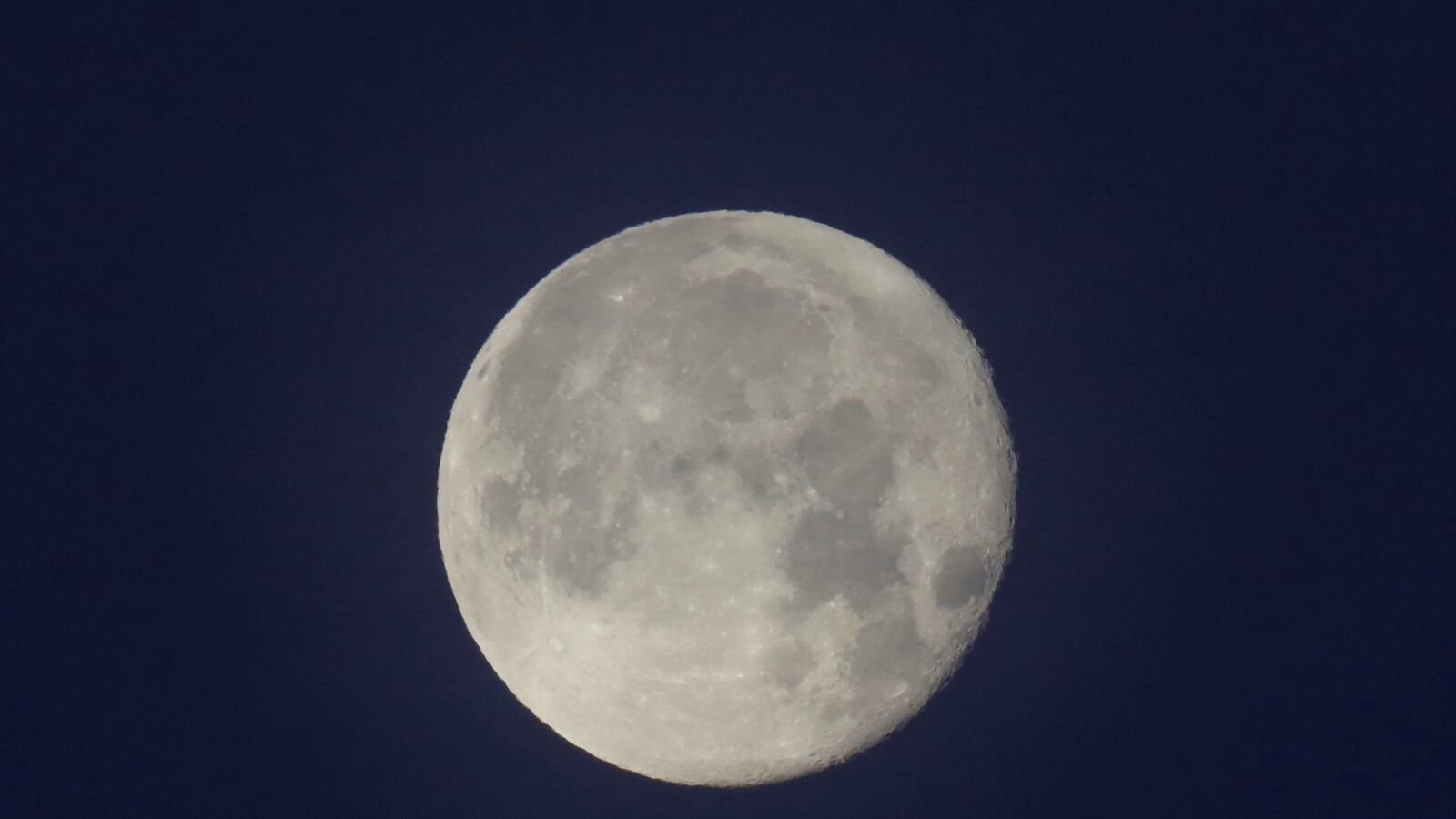 cheats/2017/02/28/spacex-to-fly-2-space-tourists-around-moon/170227-spacex-moon-tourists-cheat_hfj5yn