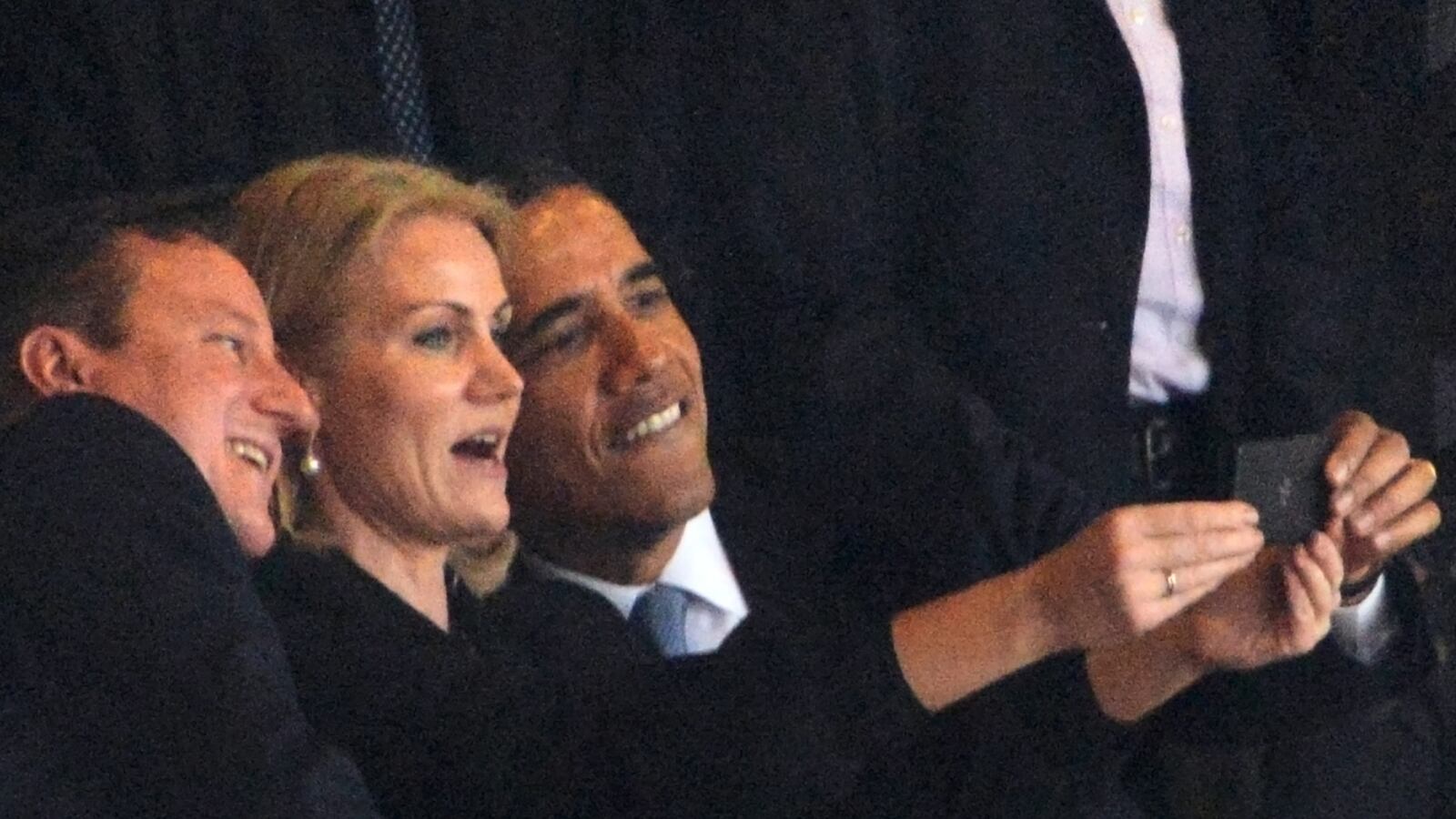 cheats/2013/12/11/photog-i-took-obama-selfie-pic/131211-obama-selfie-cheat_hh6mjv