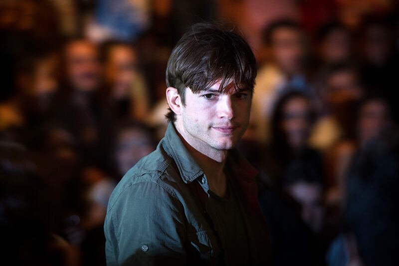 galleries/2012/05/24/courtney-love-john-mayer-more-twitter-overshares-photos/twitter-oversharing-ashton-kutcher_zpekog