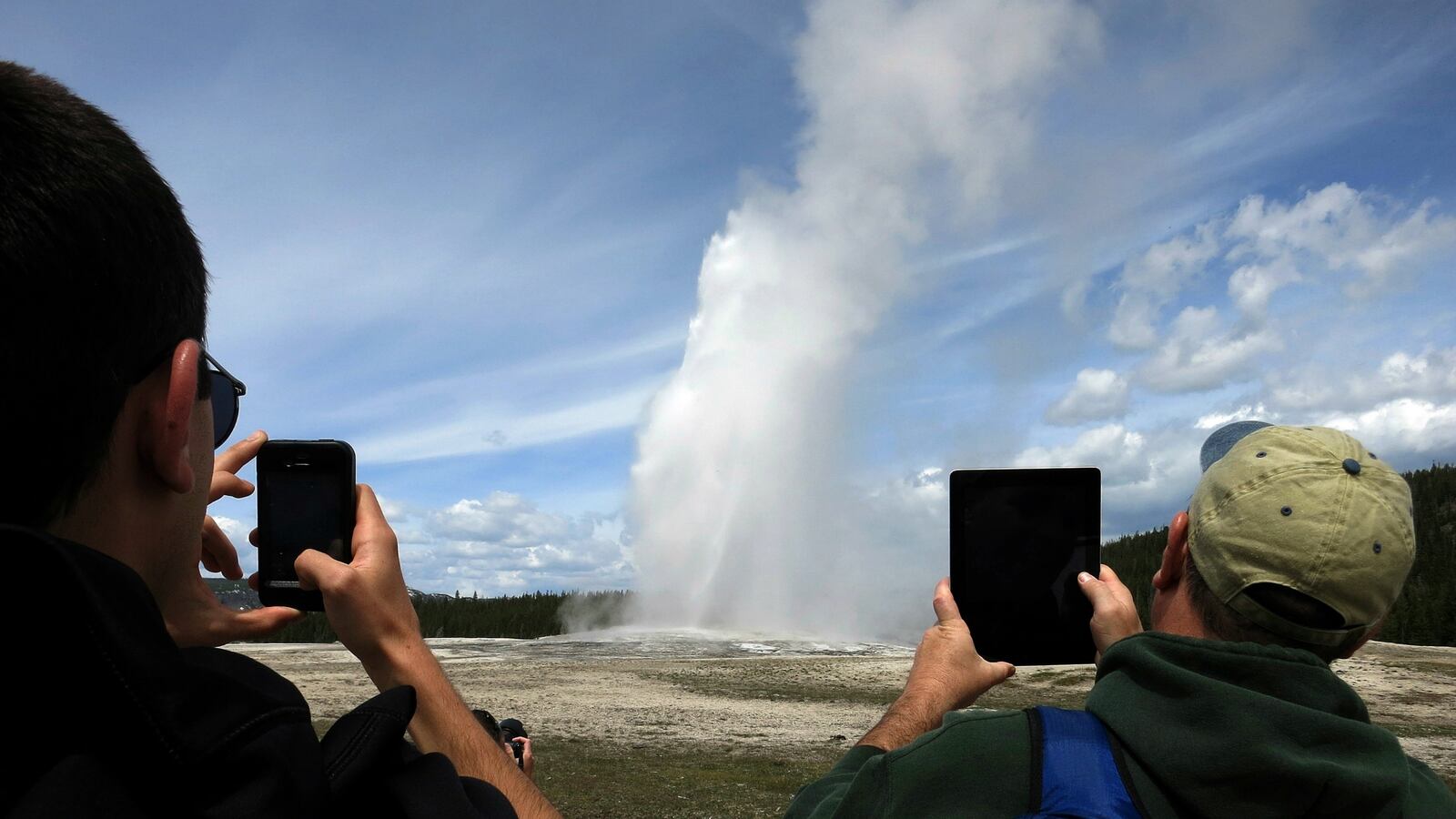 cheats/2015/04/24/vast-magma-pit-found-under-yellowstone/150424-magma-cheat_l1bgby