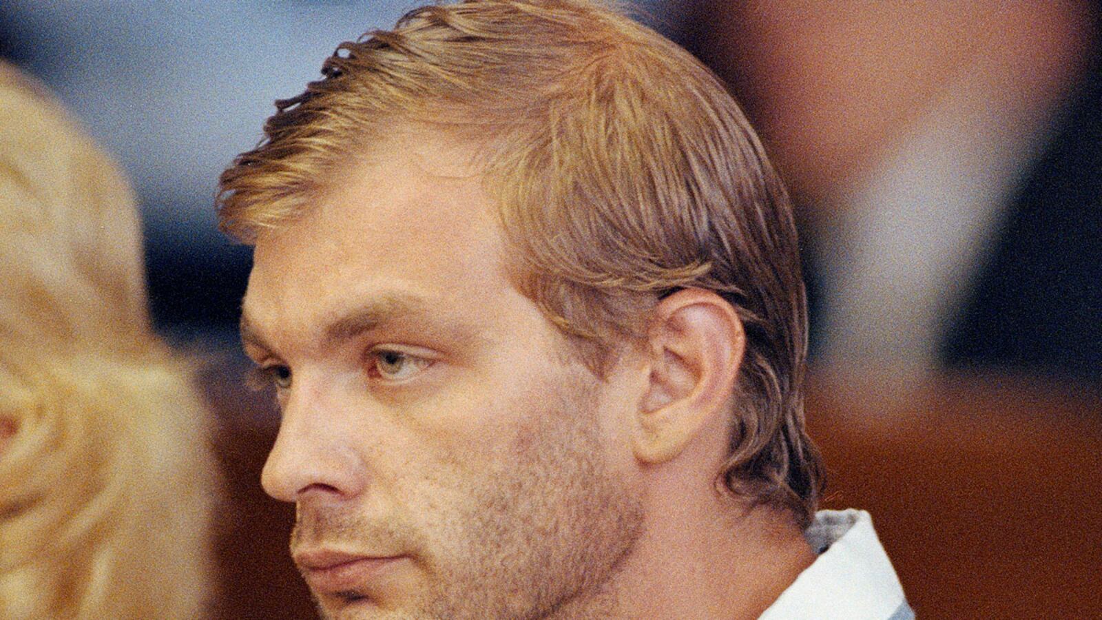 cheats/2012/08/23/jeffrey-dahmer-s-house-for-sale/jeffrey-dahmer-childhood-home-for-sale-cheat_aqcf7m