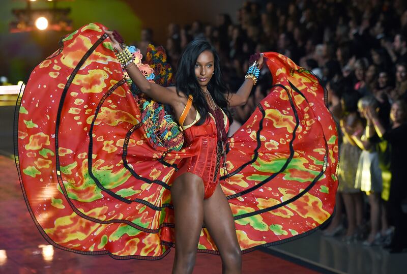 galleries/2015/11/11/the-2015-victoria-s-secret-fashion-show-angels-kardashians-panties-oh-my/151110-victoria-secret-show-14_eibbmo