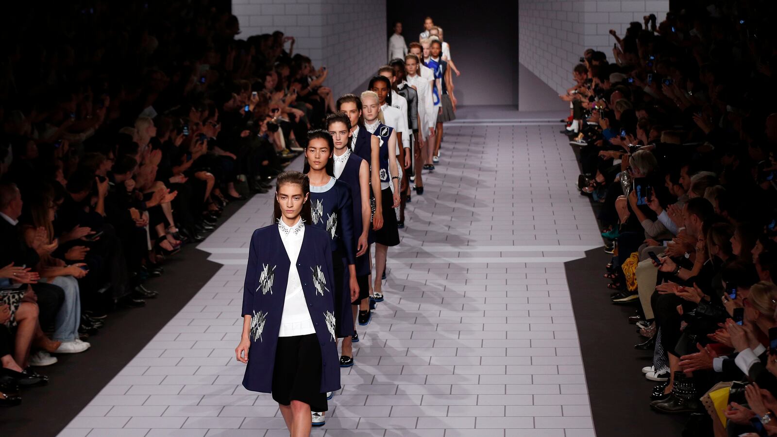 articles/2013/09/28/viktor-and-rolf-spring-summer-20140/130928-viktor-rof-tease_yls0af